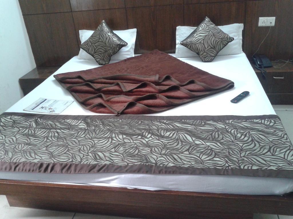 Hotel Surya Plaza Neu-Delhi Exterior foto