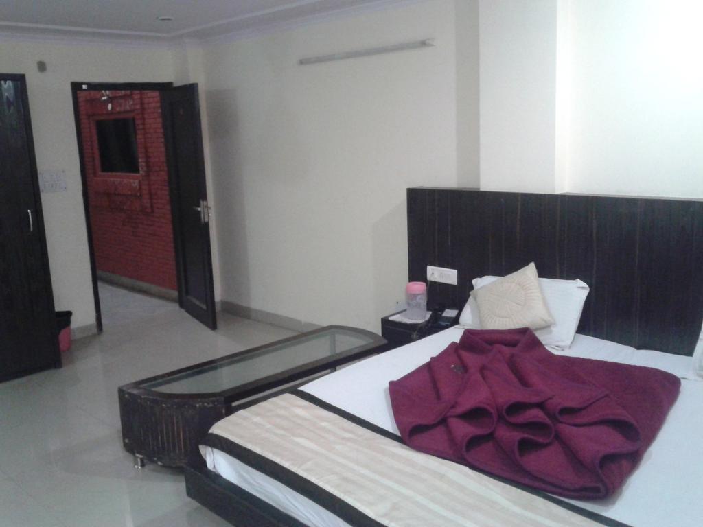 Hotel Surya Plaza Neu-Delhi Exterior foto