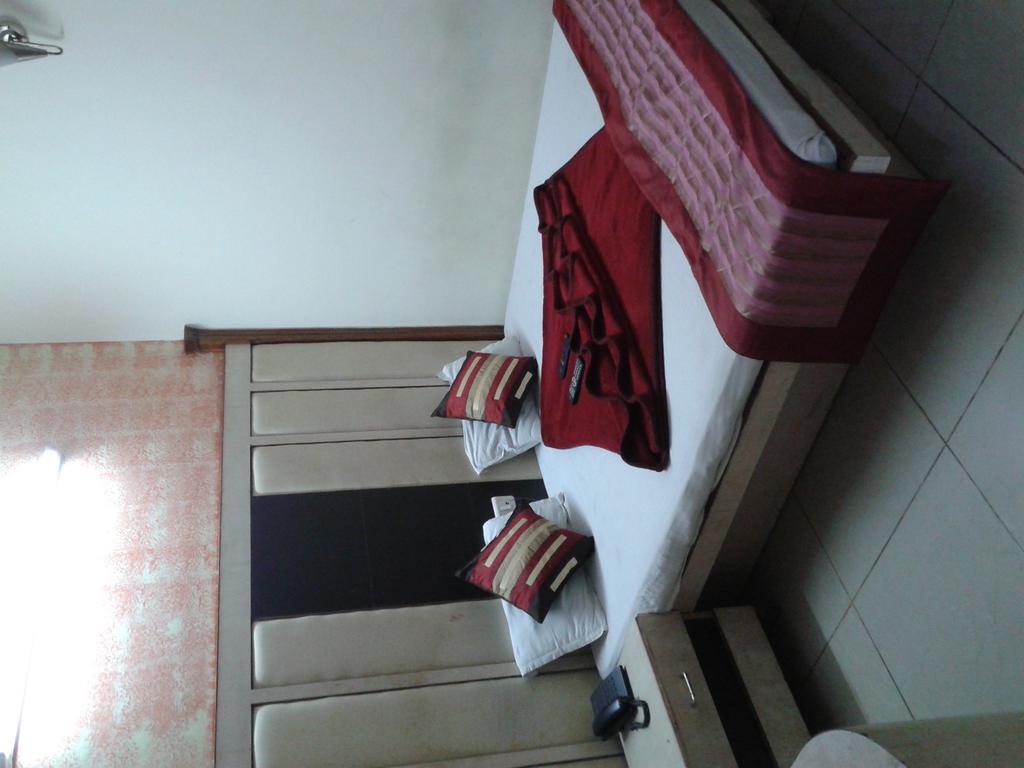Hotel Surya Plaza Neu-Delhi Exterior foto