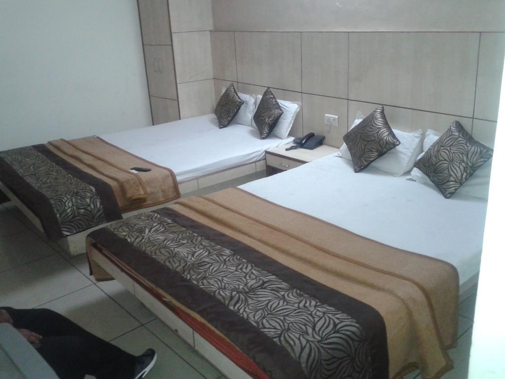 Hotel Surya Plaza Neu-Delhi Zimmer foto