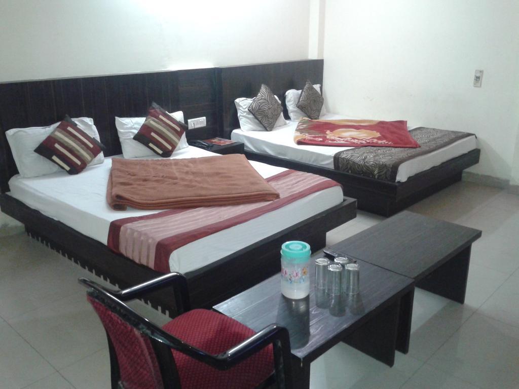 Hotel Surya Plaza Neu-Delhi Zimmer foto